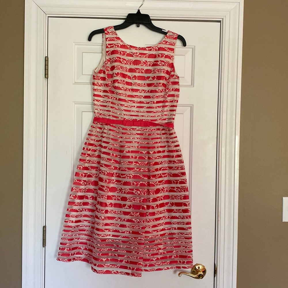 Taylor hot pink and white party dress.